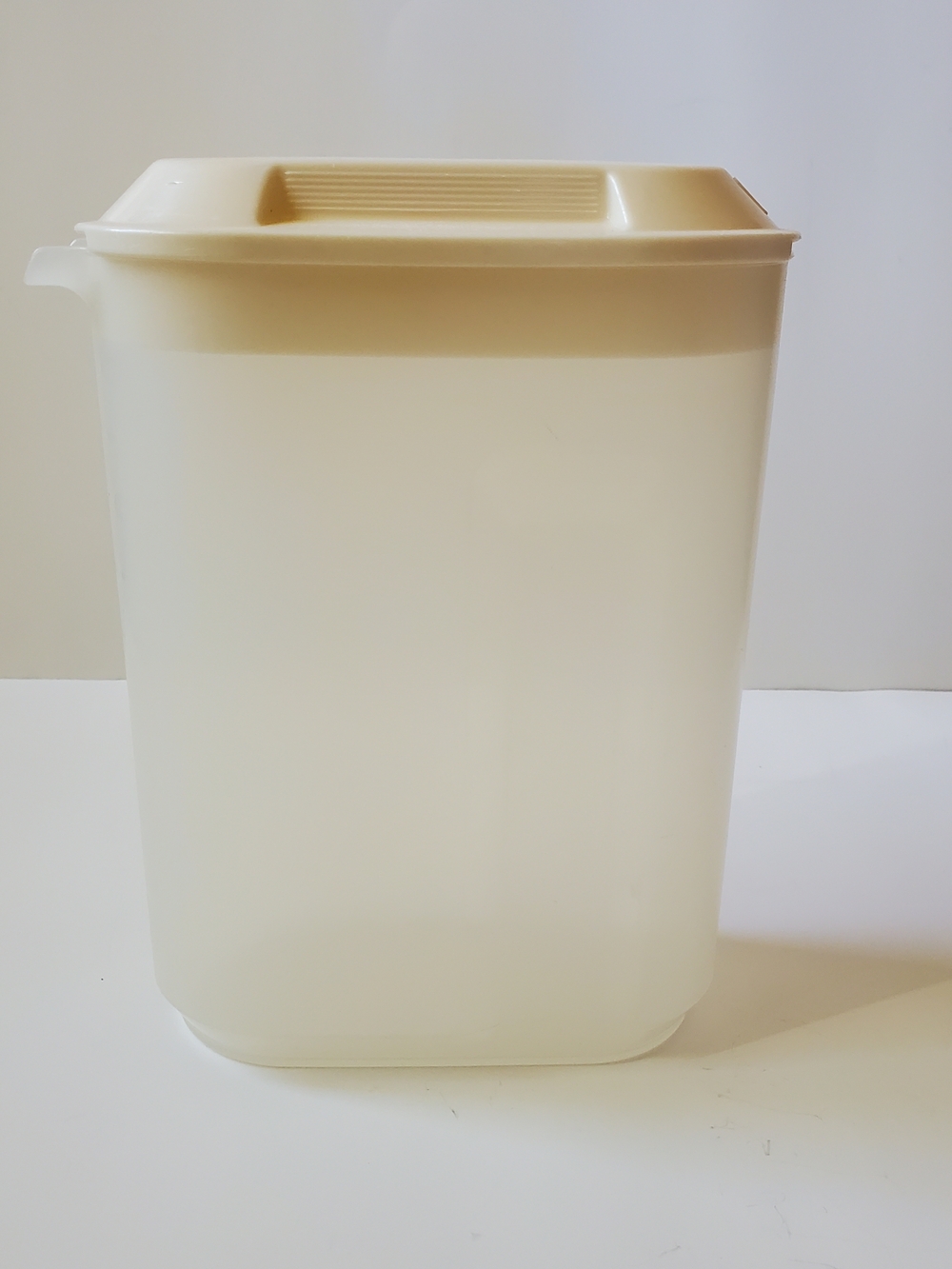 Rubbermaid Vintage Slim Servin Saver Pitcher 2.5 Qt